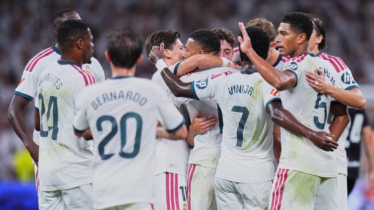 Pera pemain Real Madrid saat merayakan gol ke gawang Real Sociedad