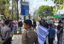 JAMPER Kaltim menggelar aksi demonstrasi di Kantor Dinas ESDM Kaltim, Jalan MT Haryono Nomor 22, Kelurahan Air Putih, Kecamatan Samarinda Ulu, Samarinda, Senin (14/9/2026).