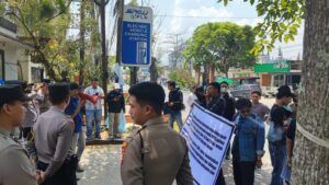 JAMPER Kaltim menggelar aksi demonstrasi di Kantor Dinas ESDM Kaltim, Jalan MT Haryono Nomor 22, Kelurahan Air Putih, Kecamatan Samarinda Ulu, Samarinda, Senin (14/9/2026).