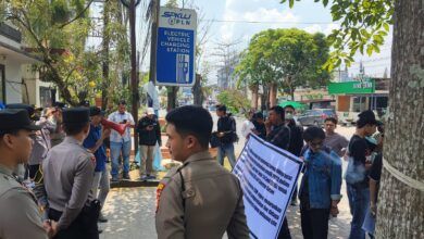 JAMPER Kaltim menggelar aksi demonstrasi di Kantor Dinas ESDM Kaltim, Jalan MT Haryono Nomor 22, Kelurahan Air Putih, Kecamatan Samarinda Ulu, Samarinda, Senin (14/9/2026).