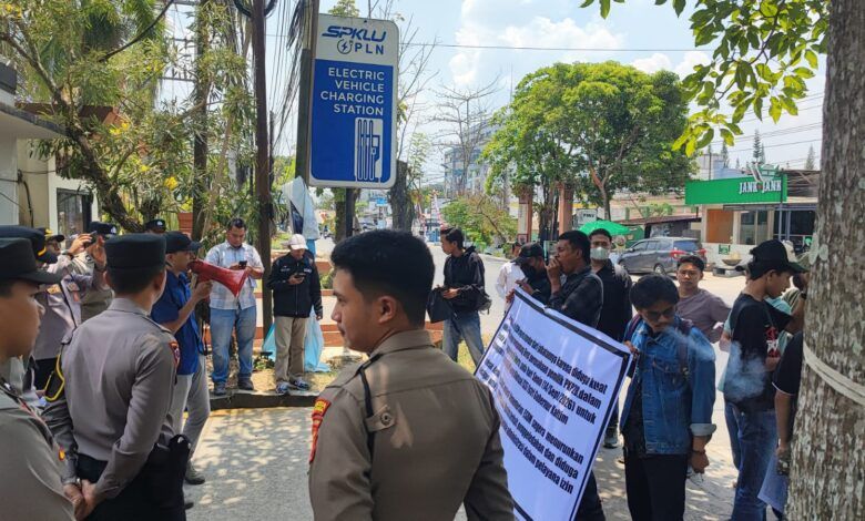 JAMPER Kaltim menggelar aksi demonstrasi di Kantor Dinas ESDM Kaltim, Jalan MT Haryono Nomor 22, Kelurahan Air Putih, Kecamatan Samarinda Ulu, Samarinda, Senin (14/9/2026).