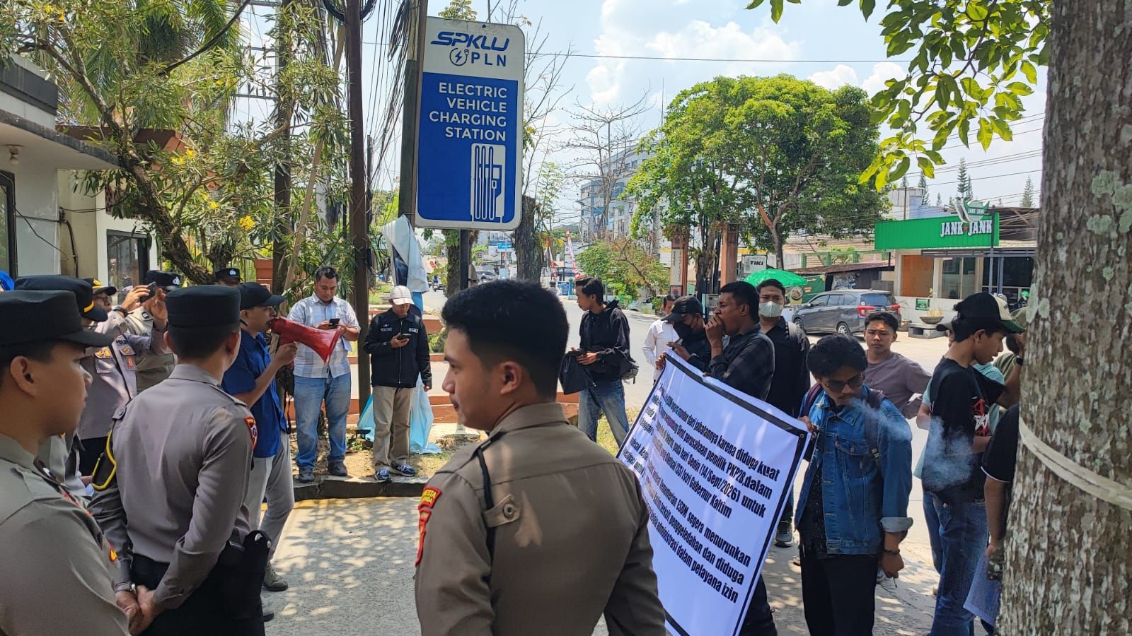 JAMPER Kaltim menggelar aksi demonstrasi di Kantor Dinas ESDM Kaltim, Jalan MT Haryono Nomor 22, Kelurahan Air Putih, Kecamatan Samarinda Ulu, Samarinda, Senin (14/9/2026).