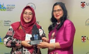 Ketua Forum Kota Sehat Samarinda, Rinda Wahyuni Andi Harun, hadir mewakili Wali Kota Samarinda untuk menerima penghargaan WHO Healthy Cities Recognition Awards 2026