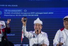 Joko Widodo (Jokowi) tunjukkan kartu tanda anggota (KTA) Partai Solidaritas Indonesia (PSI) 
