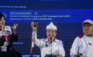 Joko Widodo (Jokowi) tunjukkan kartu tanda anggota (KTA) Partai Solidaritas Indonesia (PSI) 
