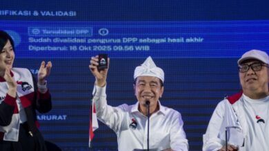 Joko Widodo (Jokowi) tunjukkan kartu tanda anggota (KTA) Partai Solidaritas Indonesia (PSI) 