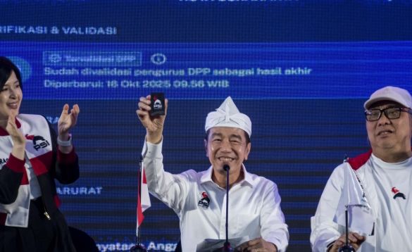 Joko Widodo (Jokowi) tunjukkan kartu tanda anggota (KTA) Partai Solidaritas Indonesia (PSI)
