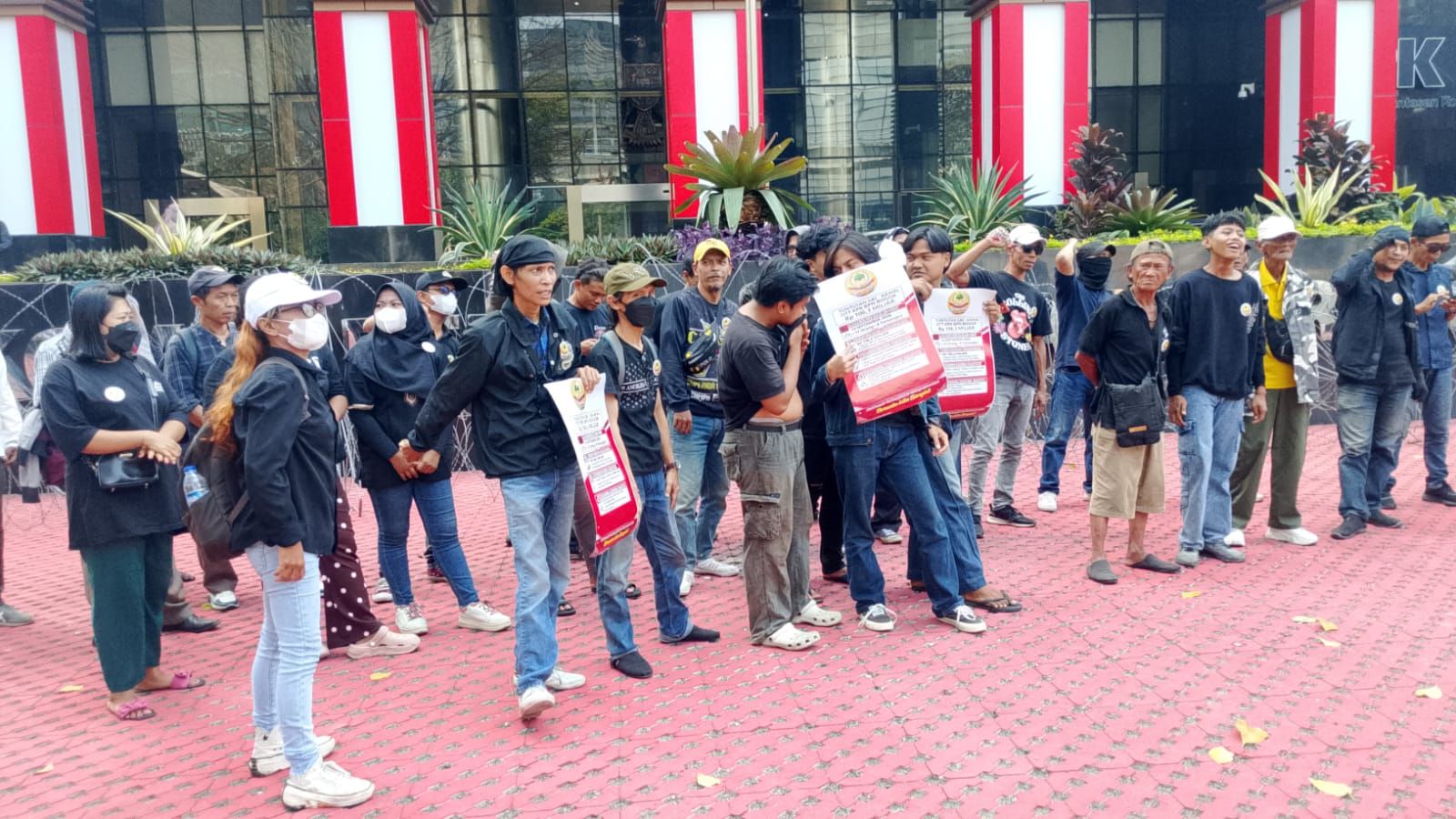 Aksi Damai Gerakan Bakti Cendana (GBC) di depan Gedung Komisi Pemberantasan Korupsi (KPK) RI