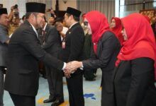 Dasmiah bersalaman dengan Gubernur Kaltim Rudy Mas’ud usai dilantik jadi Kepala Bapenda Kaltim pada Senin (28/9/2026).