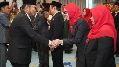 Dasmiah bersalaman dengan Gubernur Kaltim Rudy Mas’ud usai dilantik jadi Kepala Bapenda Kaltim pada Senin (28/9/2026).