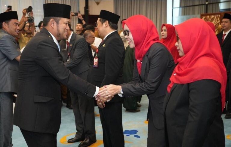 Dasmiah bersalaman dengan Gubernur Kaltim Rudy Mas’ud usai dilantik jadi Kepala Bapenda Kaltim pada Senin (28/9/2026).