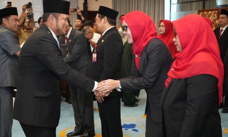 Dasmiah bersalaman dengan Gubernur Kaltim Rudy Mas’ud usai dilantik jadi Kepala Bapenda Kaltim pada Senin (28/9/2026).