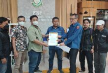 Jaringan Aksi Mahasiswa dan Pemuda Pembaharuan Kalimantan Timur (JAMPER Kaltim) saat memberikan laporan ke Kejaksaan Tinggi Kalimantan Timur (Kejati Kaltim)