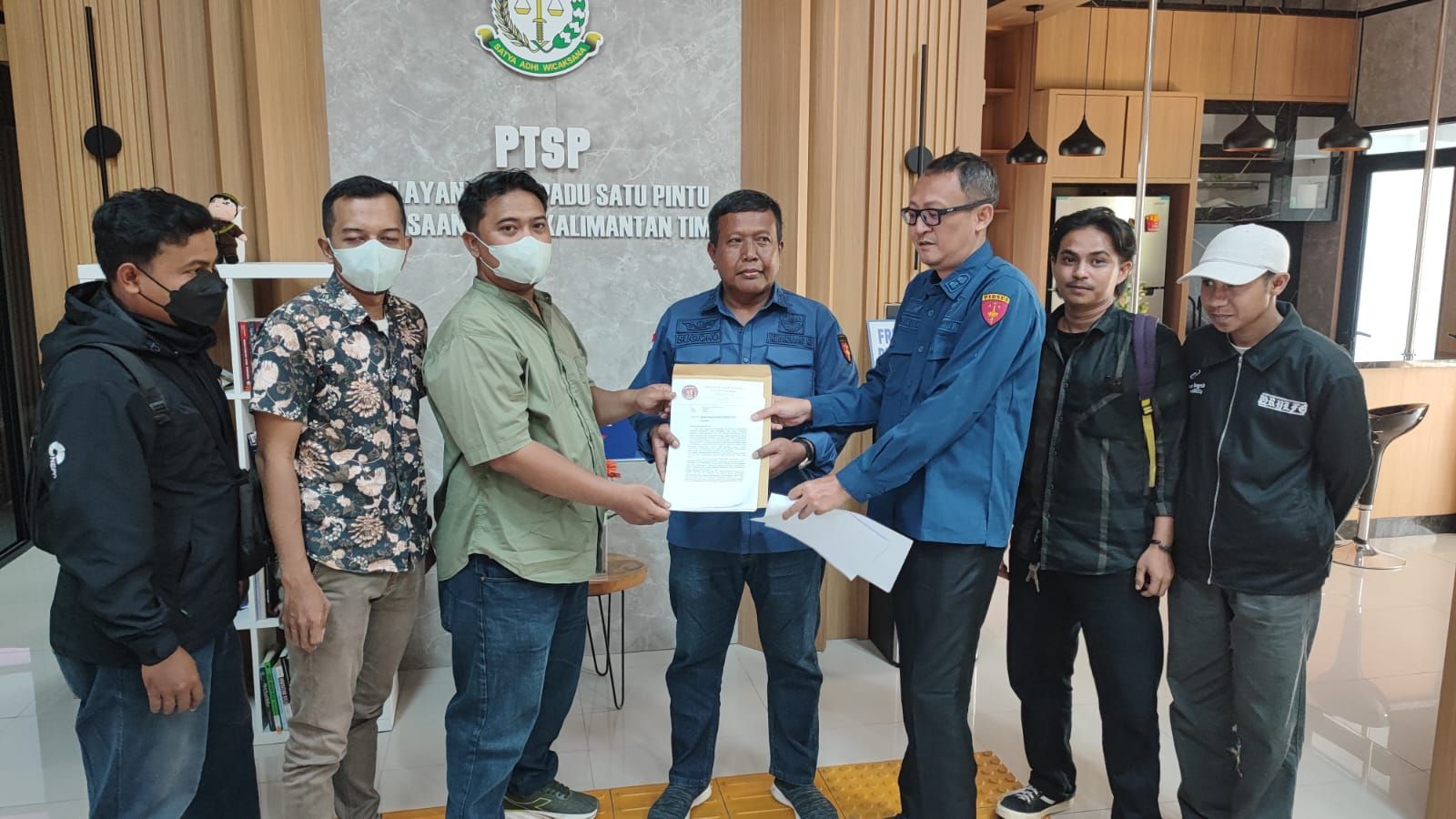 Jaringan Aksi Mahasiswa dan Pemuda Pembaharuan Kalimantan Timur (JAMPER Kaltim) saat memberikan laporan ke Kejaksaan Tinggi Kalimantan Timur (Kejati Kaltim)