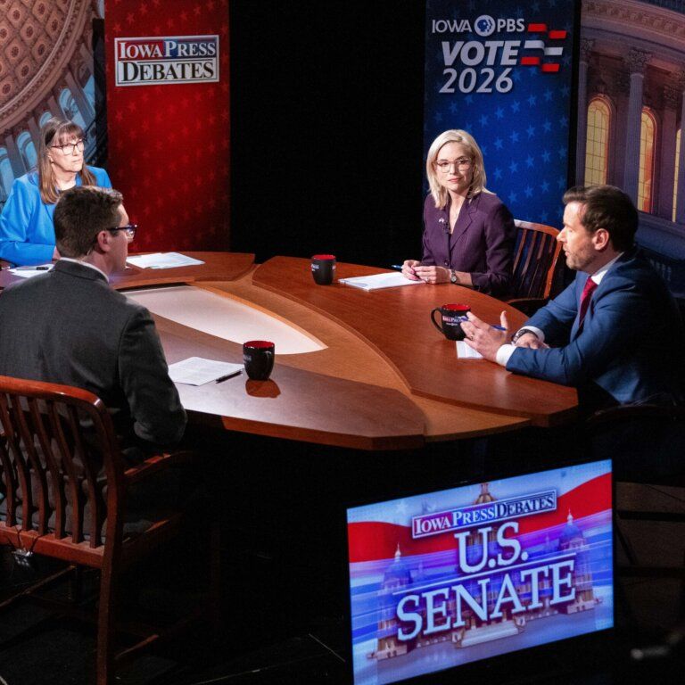 Debat Senat Iowa - Suasana debat politik antara kandidat Partai Republik Ashley Hinson dan kandidat Partai Demokrat Josh Turek di Iowa, Amerika Serikat.