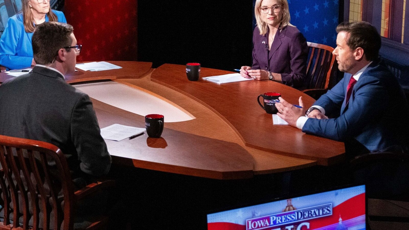 Debat Senat Iowa - Suasana debat politik antara kandidat Partai Republik Ashley Hinson dan kandidat Partai Demokrat Josh Turek di Iowa, Amerika Serikat.