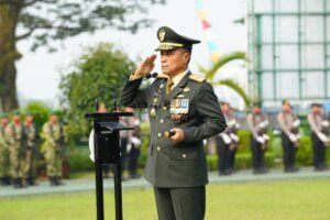 Cetak Sawah Kaltim - Personel Korem 091/ASN bersama petani saat meninjau pembukaan lahan baru dalam program cetak sawah di Kalimantan Timur.