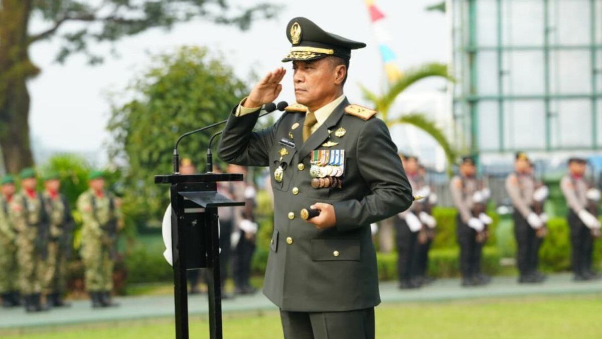 Cetak Sawah Kaltim - Personel Korem 091/ASN bersama petani saat meninjau pembukaan lahan baru dalam program cetak sawah di Kalimantan Timur.