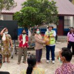 layanan kesehatan gratis - Warga Kampung Muara Bunyut di Kutai Barat mengikuti pemeriksaan medis dalam program layanan kesehatan gratis yang diselenggarakan oleh PT Bharinto Ekatama (BEK).