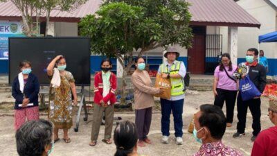 layanan kesehatan gratis - Warga Kampung Muara Bunyut di Kutai Barat mengikuti pemeriksaan medis dalam program layanan kesehatan gratis yang diselenggarakan oleh PT Bharinto Ekatama (BEK).