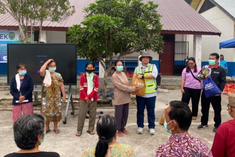 layanan kesehatan gratis - Warga Kampung Muara Bunyut di Kutai Barat mengikuti pemeriksaan medis dalam program layanan kesehatan gratis yang diselenggarakan oleh PT Bharinto Ekatama (BEK).