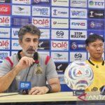 Bhayangkara FC - Pelatih Bhayangkara FC Oscar Bruzon saat memimpin sesi latihan jelang pertandingan BRI Super League.