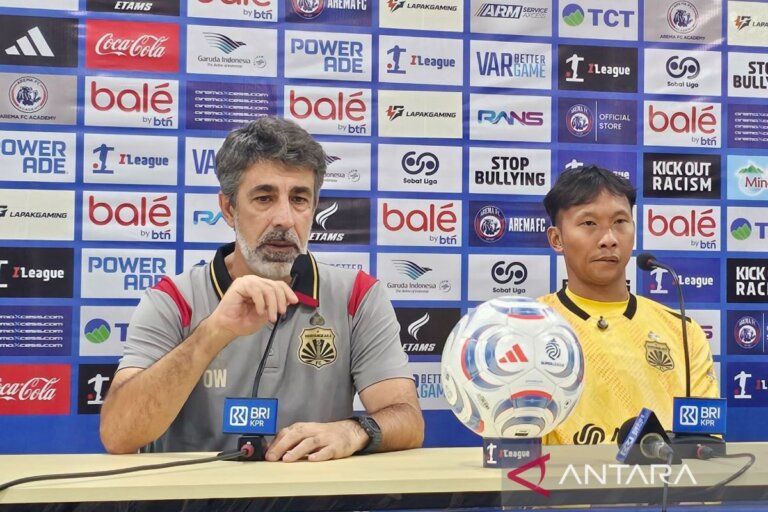 Bhayangkara FC - Pelatih Bhayangkara FC Oscar Bruzon saat memimpin sesi latihan jelang pertandingan BRI Super League.