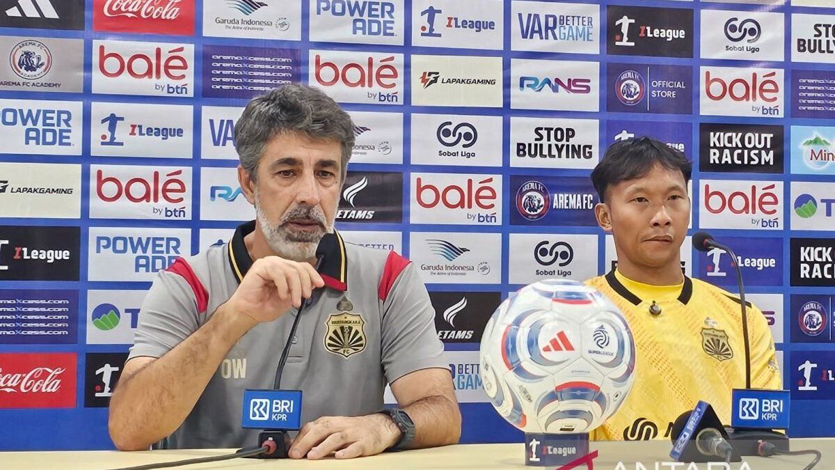 Bhayangkara FC - Pelatih Bhayangkara FC Oscar Bruzon saat memimpin sesi latihan jelang pertandingan BRI Super League.