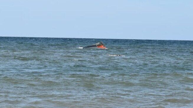 kapal imigran karam - Tim penyelamat melakukan pencarian korban kapal imigran karam di lepas pantai Djibouti yang menewaskan ratusan orang.