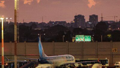 Pilot FlyDubai - Petugas investigasi sedang meninjau dokumen terkait latar belakang kru pesawat FlyDubai di pusat operasi keamanan Dubai.