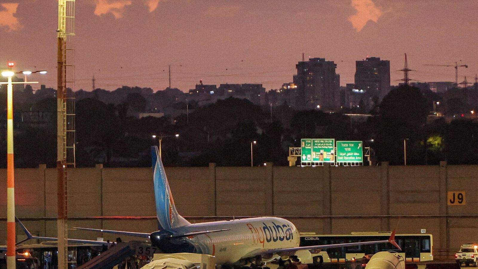 Pilot FlyDubai - Petugas investigasi sedang meninjau dokumen terkait latar belakang kru pesawat FlyDubai di pusat operasi keamanan Dubai.