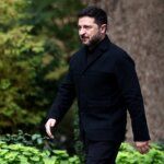 serangan kilang Rusia - Presiden Ukraina Volodymyr Zelensky saat memberikan keterangan pers mengenai strategi militer terbaru melawan invasi Rusia.
