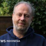 kesalahan terbesar - Ilustrasi pejabat tinggi pemerintah yang merefleksikan diri setelah menghadapi krisis dan kesalahan terbesar dalam kariernya.