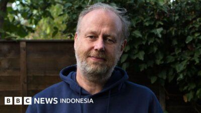 kesalahan terbesar - Ilustrasi pejabat tinggi pemerintah yang merefleksikan diri setelah menghadapi krisis dan kesalahan terbesar dalam kariernya.