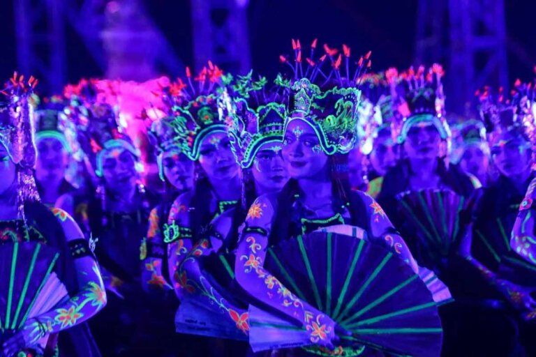 Gandrung Sewu 2026 - Ribuan penari kolosal tampil memukau dalam gelaran Gandrung Sewu 2026 di Pantai Marina Boom, Banyuwangi, yang menyedot perhatian ribuan wisatawan.