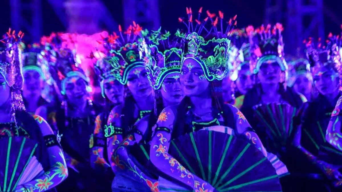 Gandrung Sewu 2026 - Ribuan penari kolosal tampil memukau dalam gelaran Gandrung Sewu 2026 di Pantai Marina Boom, Banyuwangi, yang menyedot perhatian ribuan wisatawan.