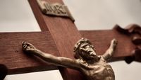 Pastor Tertimpa Salib - Ilustrasi petugas medis saat mengevakuasi korban kecelakaan di dalam bangunan gereja pasca insiden salib jatuh.