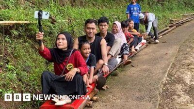 Permainan Tradisional Lolorian - Anak-anak di Kampung Ciherang, Garut, saat menikmati keseruan seluncuran Permainan Tradisional Lolorian yang menggunakan pelepah pohon aren di lintasan perbukitan sepanjang 200 meter.