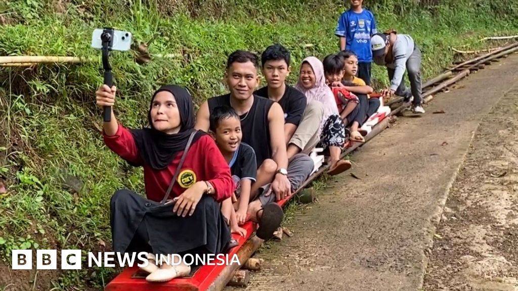 Permainan Tradisional Lolorian - Anak-anak di Kampung Ciherang, Garut, saat menikmati keseruan seluncuran Permainan Tradisional Lolorian yang menggunakan pelepah pohon aren di lintasan perbukitan sepanjang 200 meter.