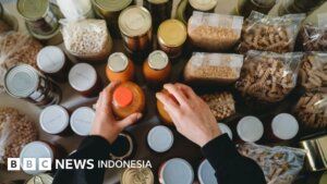 Ketahanan Kebutuhan Pokok - Suasana salah satu pusat perbelanjaan yang mulai mengalami peningkatan aktivitas warga dalam menyiapkan stok kebutuhan logistik rumah tangga secara mandiri.