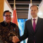 Menteri Koordinator Bidang Perekonomian Airlangga Hartarto dan Deputi Pertama Perdana Menteri Rusia Denis Manturov dalam pertemuan di Bogor, Jawa Barat, Jumat (16/10/2026).