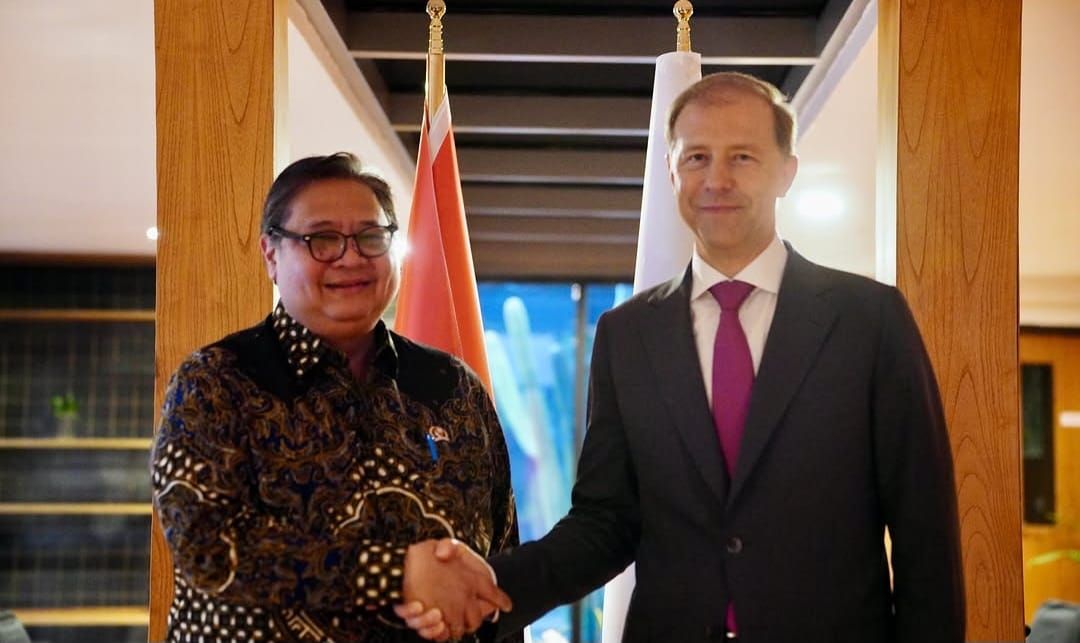 Menteri Koordinator Bidang Perekonomian Airlangga Hartarto dan Deputi Pertama Perdana Menteri Rusia Denis Manturov dalam pertemuan di Bogor, Jawa Barat, Jumat (16/10/2026).