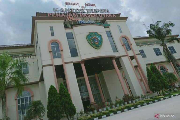 Stabilitas harga pangan - Petugas memantau harga kebutuhan pokok di salah satu pasar tradisional Kabupaten Penajam Paser Utara sebagai upaya menjaga stabilitas harga pangan dan mengendalikan inflasi daerah.