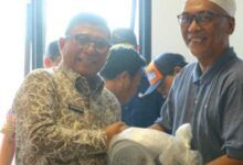 Penyerahan bantuan paket sembako dan alat pemadam kebakaran kepada Tim Relawan Katana Bantuas di Aula Kantor Kelurahan Bantuas, Kecamatan Palaran, Jumat (2/10/2026).
