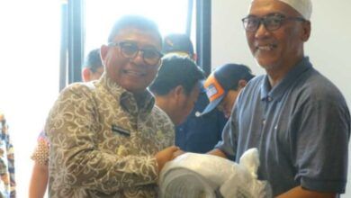 Penyerahan bantuan paket sembako dan alat pemadam kebakaran kepada Tim Relawan Katana Bantuas di Aula Kantor Kelurahan Bantuas, Kecamatan Palaran, Jumat (2/10/2026).