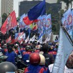 Aksi demonstrasi buruh terhadap keamanan dan mobilitas warga di sekitar Gedung DPR/MPR, Jakarta, Selasa (6/10).