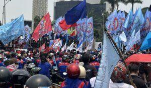 Aksi demonstrasi buruh terhadap keamanan dan mobilitas warga di sekitar Gedung DPR/MPR, Jakarta, Selasa (6/10).