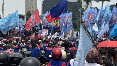 Aksi demonstrasi buruh terhadap keamanan dan mobilitas warga di sekitar Gedung DPR/MPR, Jakarta, Selasa (6/10).