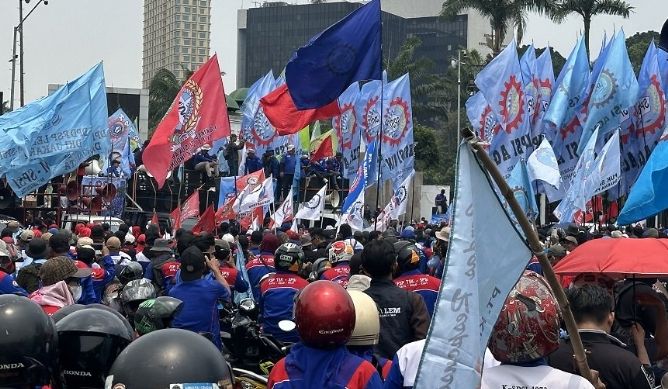 Aksi demonstrasi buruh terhadap keamanan dan mobilitas warga di sekitar Gedung DPR/MPR, Jakarta, Selasa (6/10).