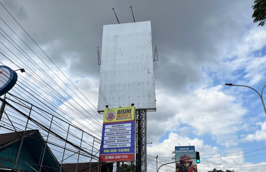 Ilustrasi papan reklame di Kota Samarinda